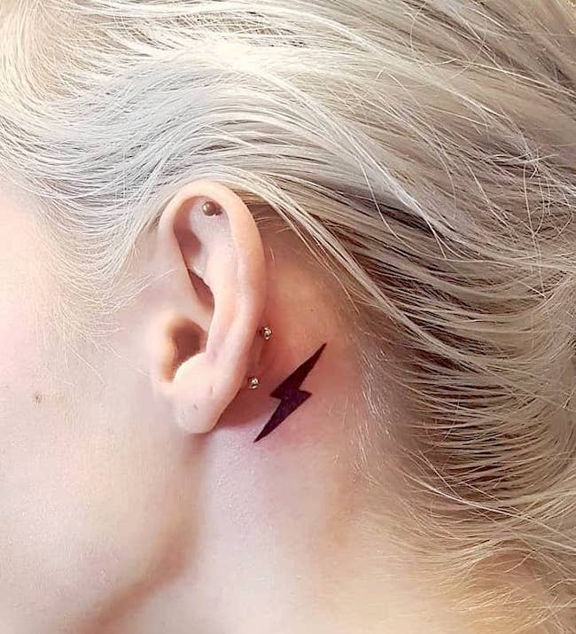 29 Tattoos hinter dem Ohr, die zurückhaltend und wunderschön sind