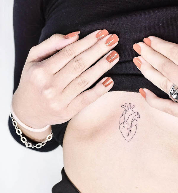 38 wunderschöne Tattoos zwischen Brüsten